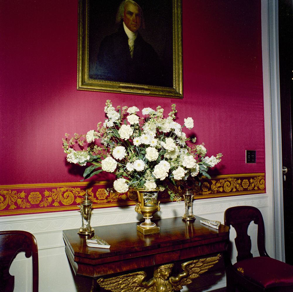 White House Rooms, Christmas decorations: East Room, Red ...